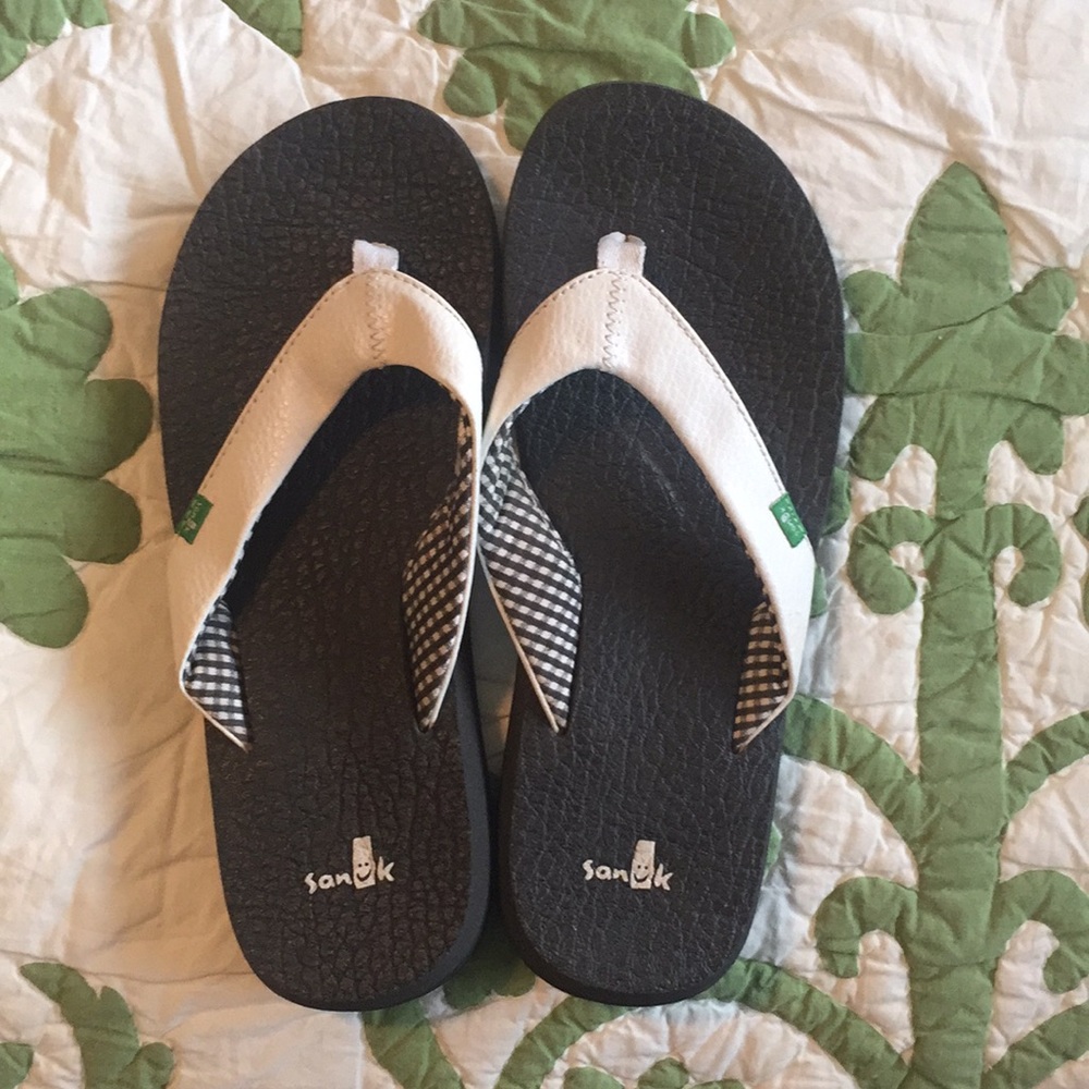 Women’s Size 7 White Sanuks